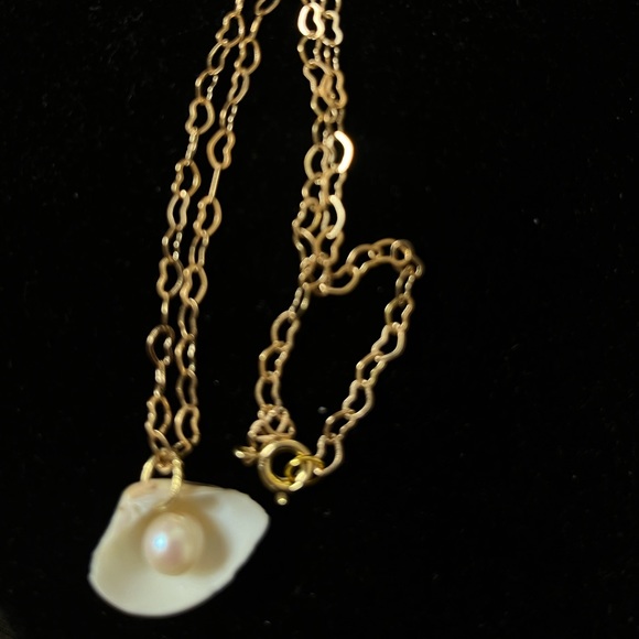 Pearl in seashell necklace! 🐚 handmade with love. Genuine freshwater pearl - Picture 2 of 3